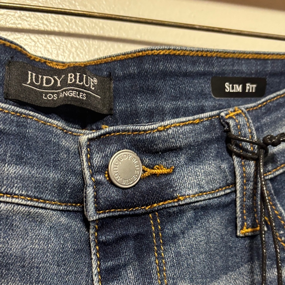 Judy Blue Medium Wash Distressed Cropped Jeans - Picture 10 of 16